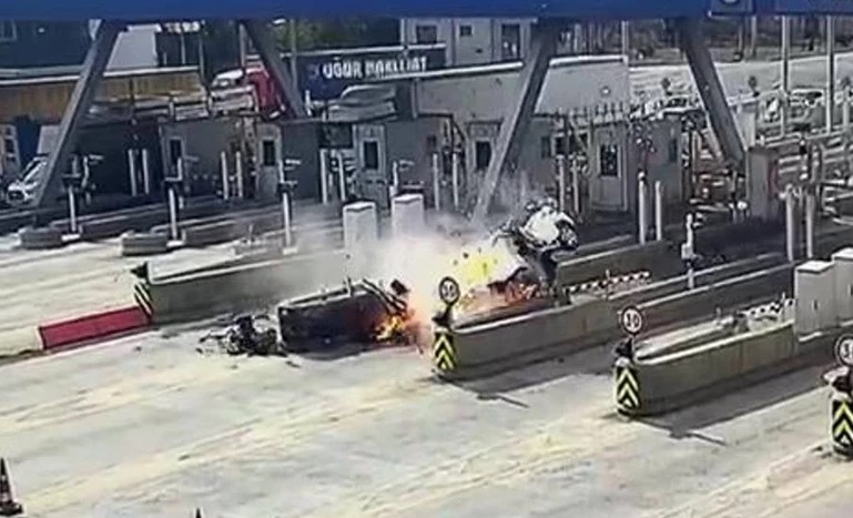 İstanbul'daki gişelerde feci kaza! Otomobil parçalanıp yandı: Sürücü ölü