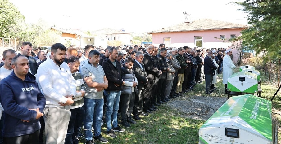 Amasya'yı kahreden kaza! 3 kardeş 4 tabut yan yana