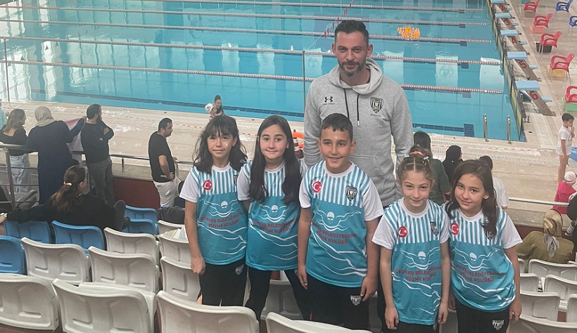 Çerkeş Belediyespor Yüzme Kulübü'nün minik yüzücüleri Kastamonu'da tarih yazdı