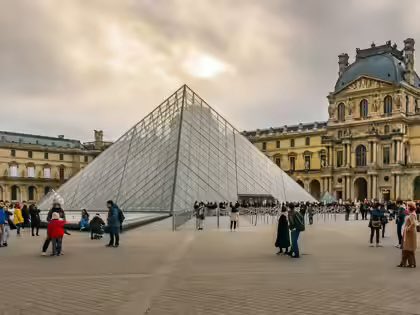 Louvre Müzesi'nde soygun! Napolyon'a ait mücevher çalındı