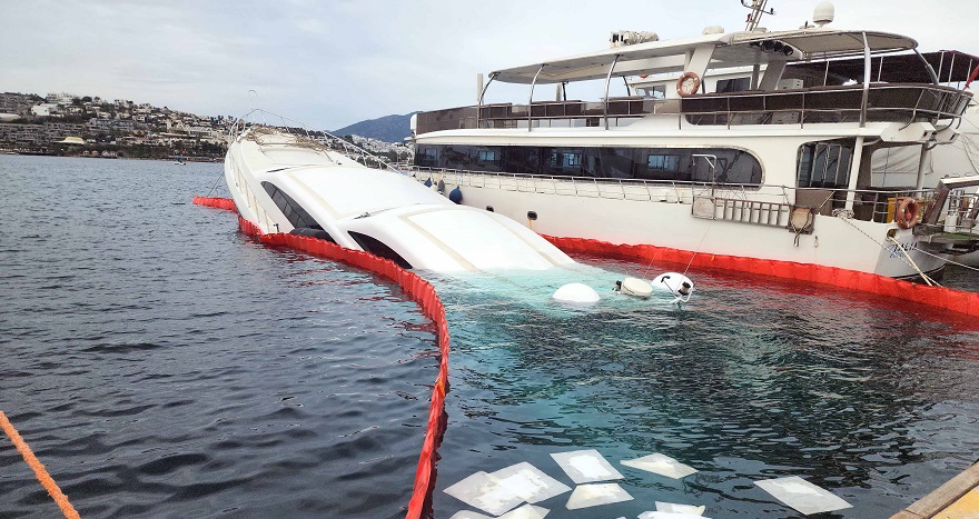 Bodrum'da iskeleye demirli lüks yat battı