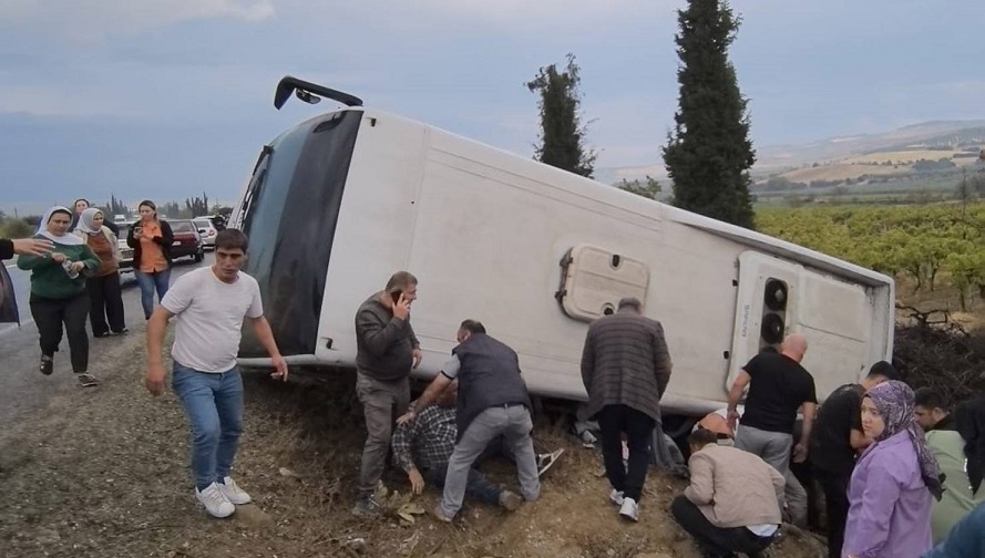 Denizli'de tur otobüsü şarampole devrildi: Ölü ve yaralılar var