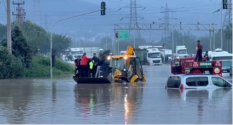 Hatay'da yollar havuza döndü, denizde hortum çıktı