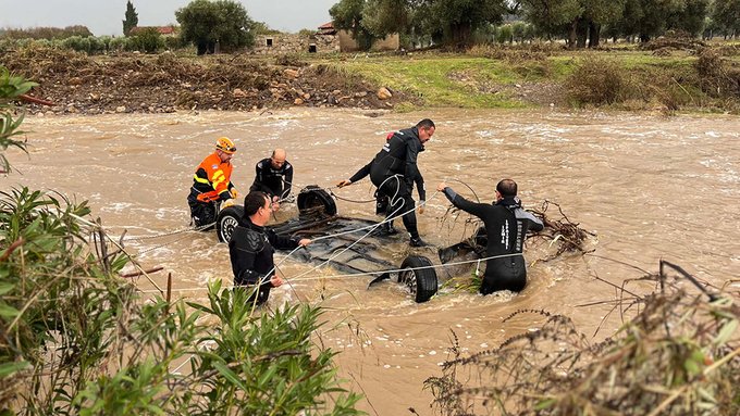 İzmir'de sağanak yağış yolları dereye döndürdü!
