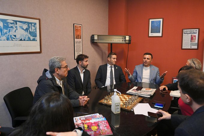 CHP'liler destek için TELE1 binası önünde!