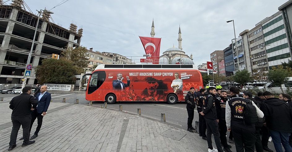 CHP otobüsü Çağlayan'da... Özgür Özel konuşma yapacak