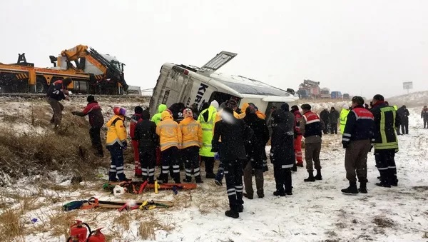 Kırşehir'de yolcu otobüsü devrildi, 9 ölü 17 yaralı