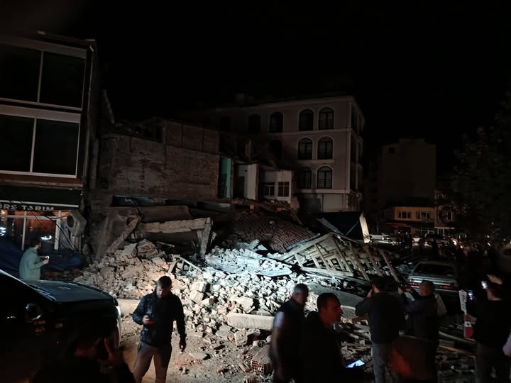 Balıkesir Valisi: 3 bina ile 1 işyeri yıkıldı, 22 hafif yaralı var