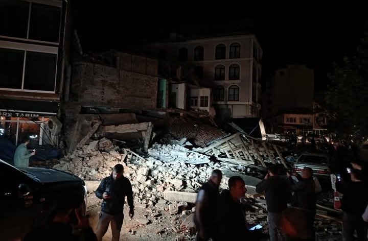 Balıkesir Valisi: 3 bina ile 1 işyeri yıkıldı, 22 hafif yaralı var