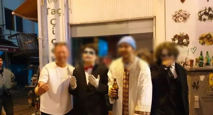 İmam cübbesi ile partiye katılan genç serbest