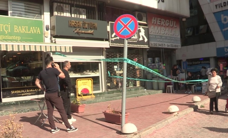 Antalya'da kuyumcu soygunu: Kameraları boyayıp 4 kilo altın çaldılar
