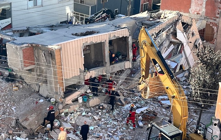 Gebze'de enkaz altındaki erkek çocuğun cansız bedenine ulaşıldı