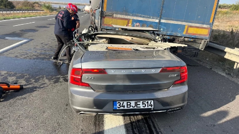 Adana'da TIR'a çarpan otomobil sürücüsü öldü