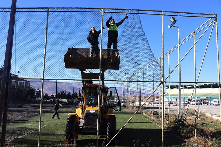 Ilgaz'da mevcut halı saha yenileniyor