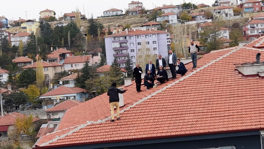 Çankırı'da çatıya çıkan Siirtli'yi AKP İl Başkanı Koray Erdoğan ikna etti