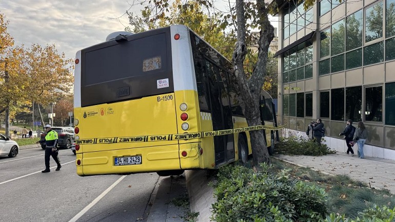 Beşiktaş'ta sürücüsünün kalp krizi geçirdiği İETT otobüsü kaza yaptı