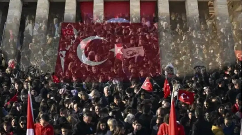 Türkiye Ata'sını andı: Saat 9'u 5 geçe tüm yurtta hayat durdu...