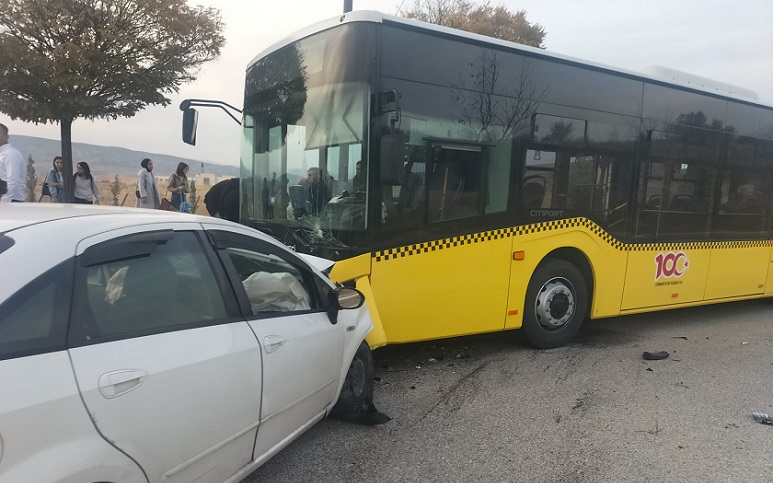 Çankırı'da kampüs içinde özel araç halk otobüsüne çarptı!