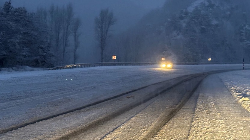 Sivas ve Malatya'da kar etkisini artırdı, bazı karayolları trafiğe kapatıldı