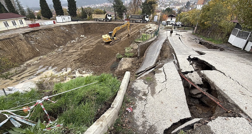 Karabük'te okul inşaatına cepheli yol çöktü