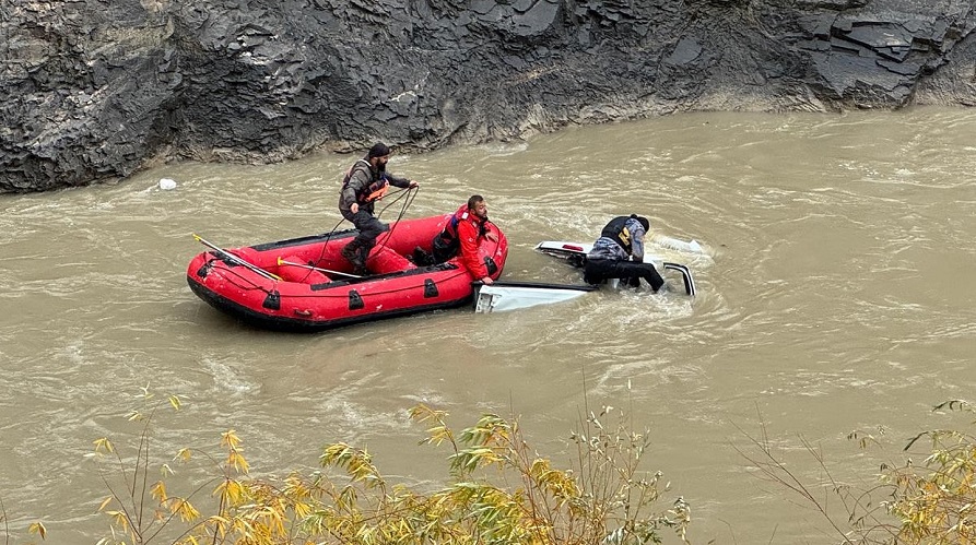 Kamyonet 200 metre yükseklikten Zap suyuna düştü: Can pazarında 2 kişi öldü
