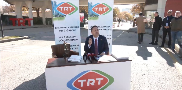 CHP'li Umut Akdoğan TRT önünde stüdyo kurdu, yayın yaptı