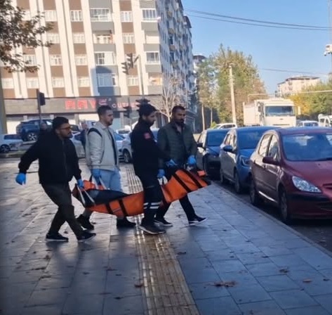Diyarbakır'da 18 yaşındaki genç, anne ve ağabeyini uykularında öldürdü