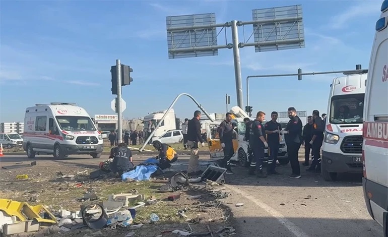 Diyarbakır'da feci kaza: İki ölü, biri ağır 3 yaralı