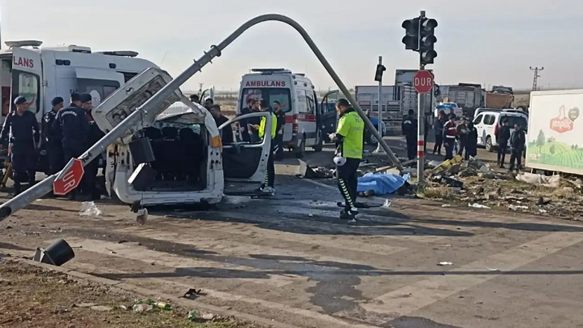 Diyarbakır'da feci kaza: İki ölü, biri ağır 3 yaralı