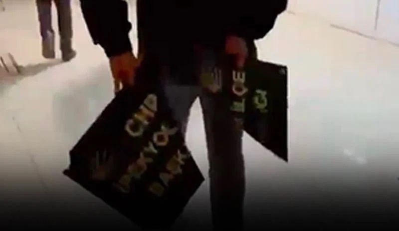 İmralı kararının ardından CHP binasına saldırı! Tabelaları kırdılar