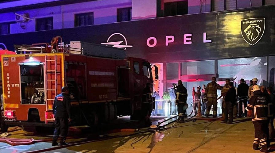 Hatay'da facia... Oto galerideki yangın can aldı: 2 ölü, 14 yaralı