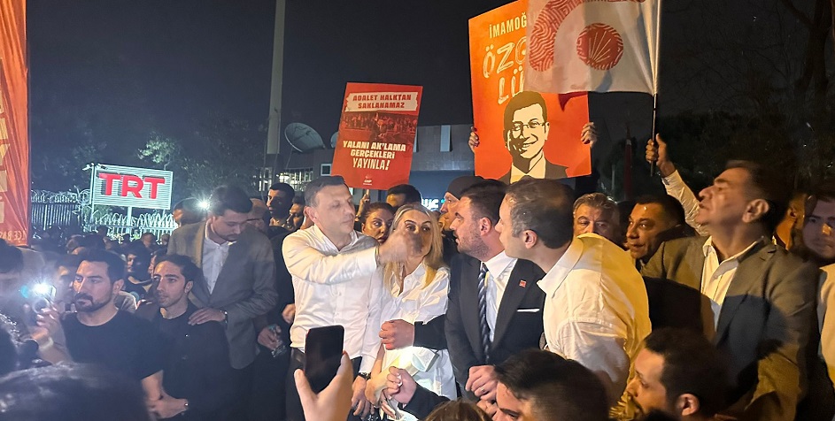 CHP'liler polis ablukasını aşarak TRT önüne ulaştı