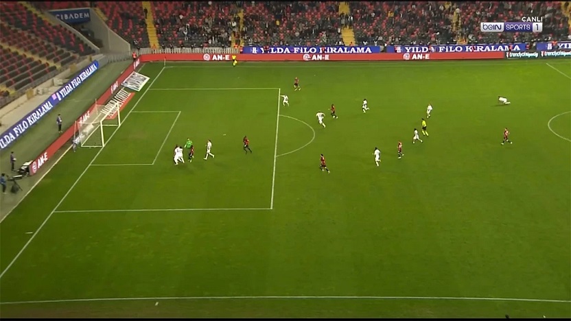 Maçı bırakıp kavga ettiler: Süper Lig'de eşine rastlanmayan gol