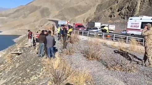 Van'da otomobil baraj gölüne yuvarlandı: İki can kaybı