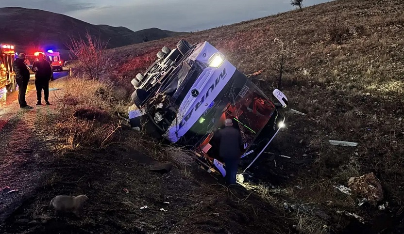 Afyonkarahisar'da yolcu otobüsü devrildi: İki ölü, 21 yaralı!
