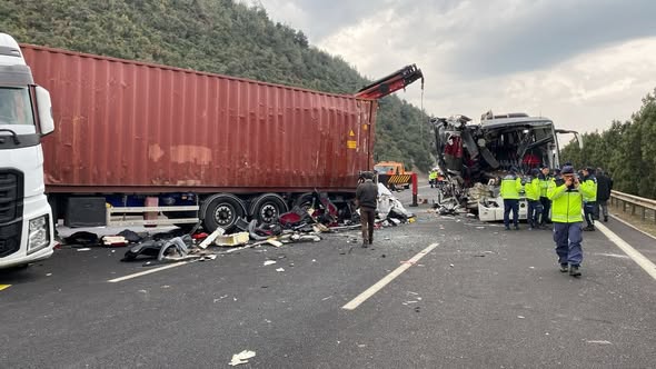 Osmaniye'de yolcu otobüsü, otoyolda TIR'a çarptı; 7 ölü, çok sayıda yaralı