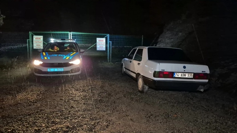 Bartın'da polisten 30 kilometre kaçıp yola paket savurdular