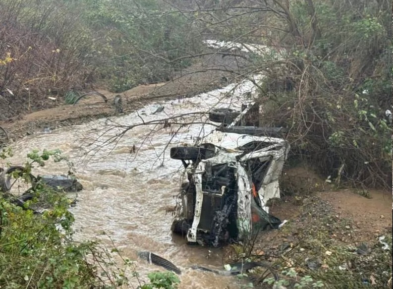 İstanbul'un göbeğinde yağmurdan yol çöktü! Araçlar dereye uçtu