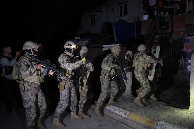 İstanbul'da uyuşturucu operasyonunda vurulan polis şehit oldu