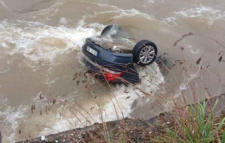 Giresun'da dereye uçan araçta 2 can kaybı