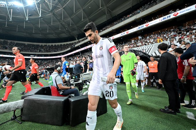 Beşiktaş'ta Necip Uysal ve Mert Günok kadro dışı