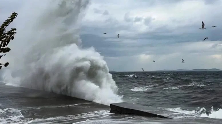 İstanbul'u fırtına vurdu, seferler iptal edildi