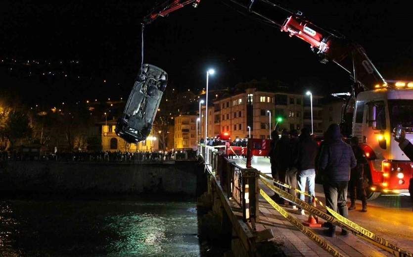 Amasya'da otomobil köprüden Yeşilırmak Nehri'ne uçtu