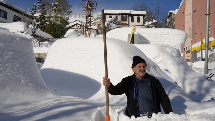 Kastamonu'da sokaklar kara gömüldü: Küreğini alan arabasını bulmaya koştu