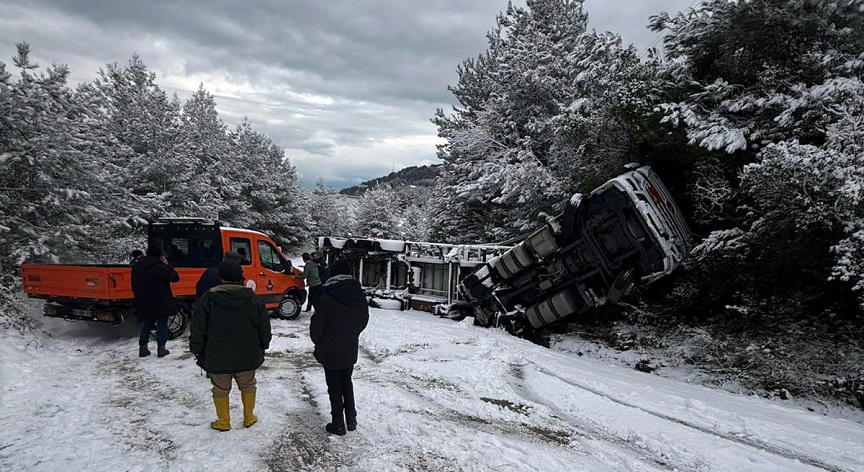 Kastamonu'da doğalgaz taşıyan TIR devrildi