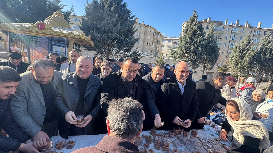 CHP'li Adnan Beker Ahmet Yesevi'de cuma namazı sonrası cemaate lokma dağıttı