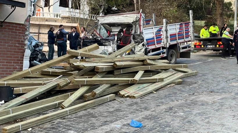 İstanbul-Beykoz'da kaza: Kamyon dükkana daldı, iki ölü