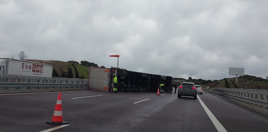 Fırtına seyir halindeki TIR'ları devirdi