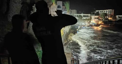 Kuşadası'nda iskelede çalışan işçiler denize düştü: 1 ölü, 2 yaralı!