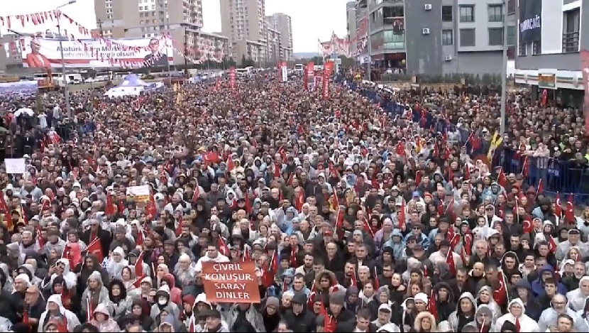 CHP'nin Denizli mitinginde yağmurlu havaya rağmen meydan doldu